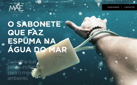 Página de inicio de MAE: una mano sostiene un jabón bajo el agua, con el titular "O sabonete que faz espuma na água do mar".
